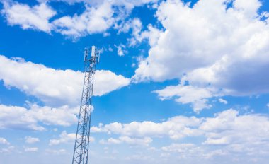 Telekomünikasyon kulesi 4G ve 5G hücresel. Hücre Alanı Üs İstasyonu. Kablosuz İletişim Anten Vericisi. Telekomünikasyon kulesi mavi gökyüzü arka planına karşı antenlerle.