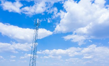 Telekomünikasyon kulesi 4G ve 5G hücresel. Hücre Alanı Üs İstasyonu. Kablosuz İletişim Anten Vericisi. Telekomünikasyon kulesi mavi gökyüzü arka planına karşı antenlerle.