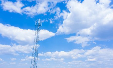 Telekomünikasyon kulesi 4G ve 5G hücresel. Hücre Alanı Üs İstasyonu. Kablosuz İletişim Anten Vericisi. Telekomünikasyon kulesi mavi gökyüzü arka planına karşı antenlerle.