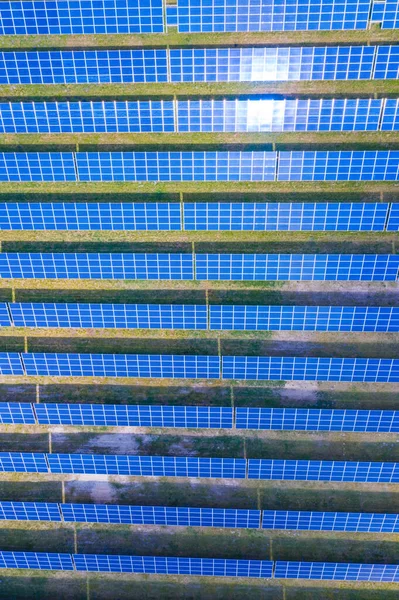 有晴空的太阳能电池板 蓝色太阳能电池板 可再生能源光伏组件的背景 太阳能电池板的空中景观光伏发电系统的工业布局 — 图库照片