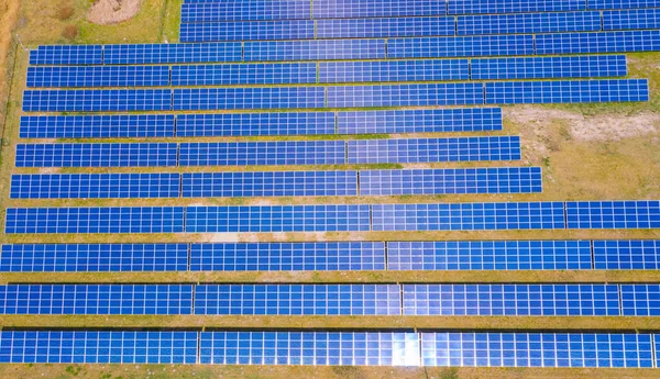 Solpaneler Med Solig Himmel Blå Solpaneler Bakgrund Solcellsmoduler För Förnybar — Stockfoto