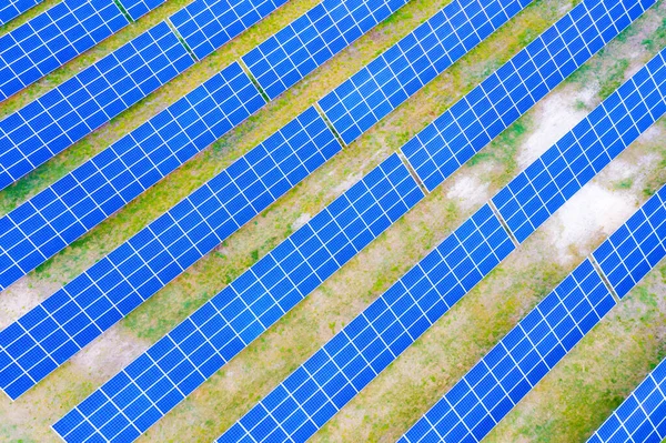 蓝天背景的太阳能电池板 可供选择的清洁绿色能源概念 太阳能电池板的空中景观光伏发电系统的工业布局 — 图库照片