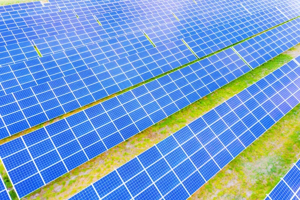 蓝天背景的太阳能电池板 可供选择的清洁绿色能源概念 太阳能电池板的空中景观光伏发电系统的工业布局 — 图库照片