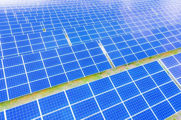 可再生能源与可持续发展 光伏太阳能电池板园区 太阳能电池板的空中景观光伏发电系统的工业布局 — 图库照片