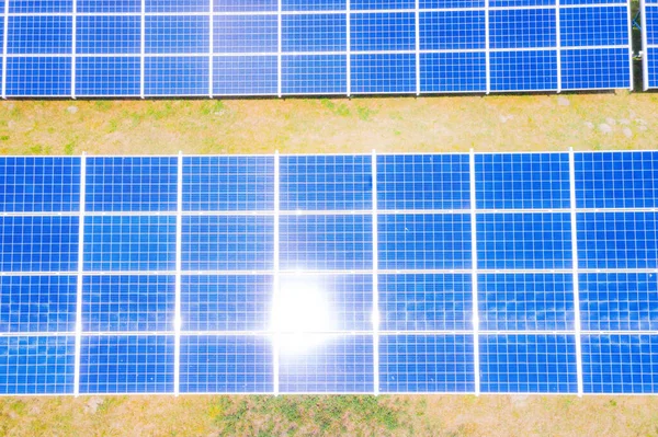 有晴空的太阳能电池板 蓝色太阳能电池板 可再生能源光伏组件的背景 太阳能电池板的空中景观光伏发电系统的工业布局 — 图库照片