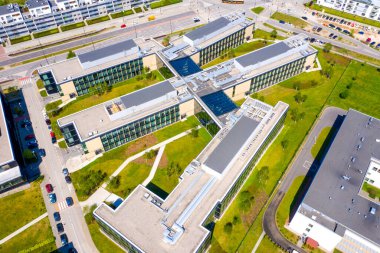 Canberra şehir merkezindeki modern mimarlık bürosu ve apartmanlar güneşli bir yaz gününde - sokaklar evlerle sokaklar arasında kesişiyor.