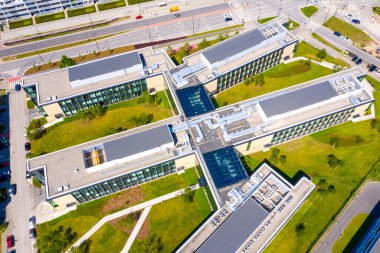 Canberra şehir merkezindeki modern mimarlık bürosu ve apartmanlar güneşli bir yaz gününde - sokaklar evlerle sokaklar arasında kesişiyor.