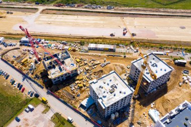 Bir İnşaat Alanının Havadan Kuş Gözü Görünümü Vinçler İndirme Endüstriyel Mekanizma Alanına Yerleşim Alanlarına Bakıyor