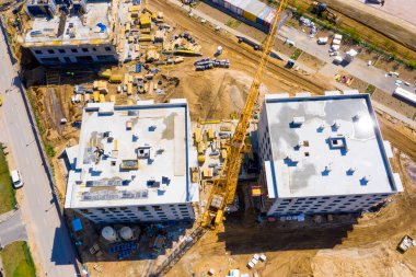 Bir İnşaat Alanının Havadan Kuş Gözü Görünümü Vinçler İndirme Endüstriyel Mekanizma Alanına Yerleşim Alanlarına Bakıyor