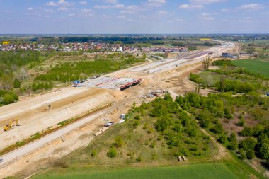 Şehrin inşaat alanının havadan üst görüntüsü. Banliyö bölgesinde yeni otoyol inşaatı