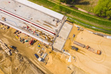Banliyö bölgesinde yeni yol inşaatı. Şehrin inşaat sahasında çalışan endüstriyel ekipman ve makinelerin hava manzarası