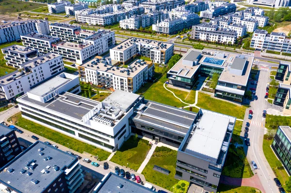 Canberra şehir merkezindeki modern mimarlık bürosu ve apartmanlar güneşli bir yaz gününde - sokaklar evlerle sokaklar arasında kesişiyor.