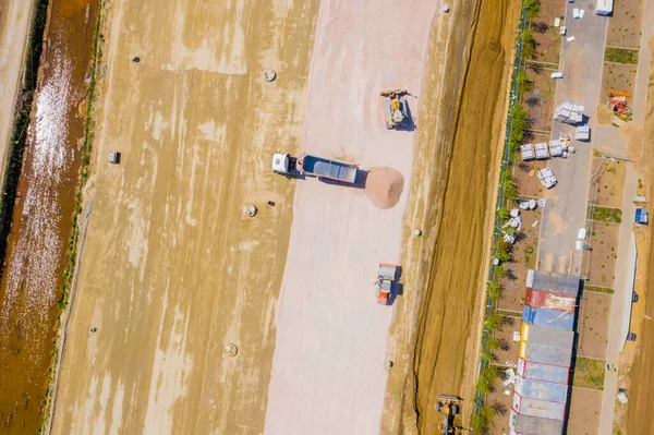 Luftbild Von Bulldozer Schüttet Sand Den Lkw Auf Der Baustelle — Stockfoto