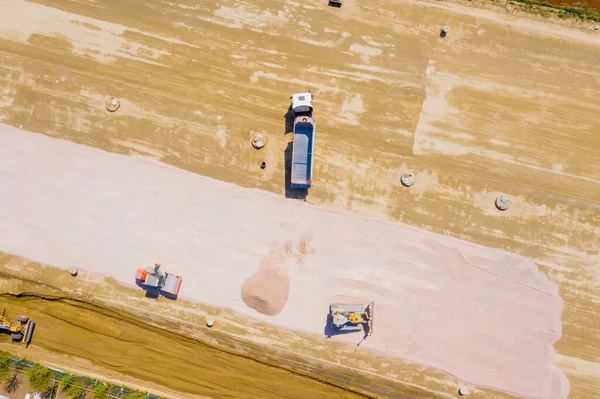 Buldózer Légifotója Homokot Önt Teherautóba Építési Terület Tetejére Drónról Tüzelnek — Stock Fotó