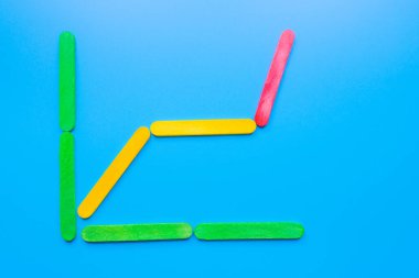 Büyüme çubuğu şeması, mavi arkaplanda izole edilmiş ahşap çubuklarla yapılmış grafik diyagramı ve metin için boşluk. Ticari ilerleme stratejisi, satış ve pazarlama kavramı.