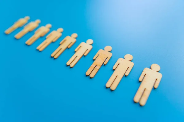 Figuras Madeira Fundo Azul Como Símbolo Construção Equipe Organização Grupo — Fotografia de Stock