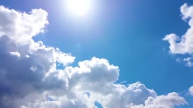 Yapı hareketleri bulutlar. Kabarık kabarık beyaz bulutlar gökyüzü zaman atlaması. Yavaş hareket eden bulutlar. B Roll Görüntü Bulutlu zaman çizelgesi bulutlu. Görüntüler doğayı gösteriyor. arka plan Hıristiyan kavramı.