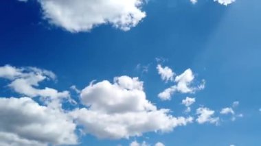 Yapı hareketleri bulutlar. Kabarık kabarık beyaz bulutlar gökyüzü zaman atlaması. Yavaş hareket eden bulutlar. B Roll Görüntü Bulutlu zaman çizelgesi bulutlu. Görüntüler doğayı gösteriyor. arka plan Hıristiyan kavramı.