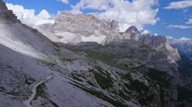 Bulutlar dağlarda. Dolomites. İtalya. Tre Cime