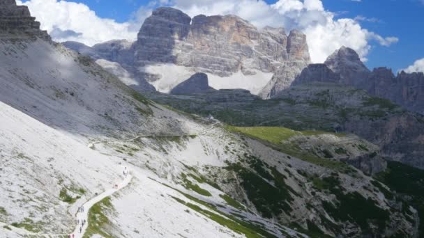 Bulutlar dağlarda. Dolomites. İtalya. Tre Cime — Stok video