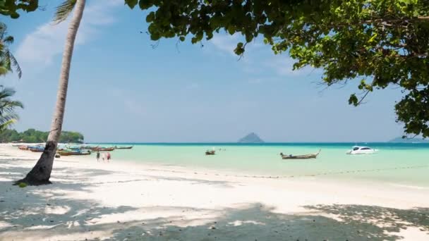 泰国。皮皮岛。在海滩上的小船。游戏中时光倒流 — 图库视频影像