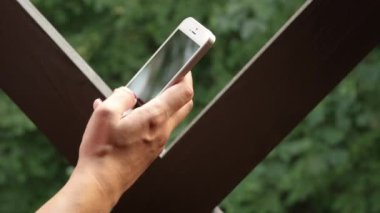 Kadın el smartphone üzerinde tipik bir haber