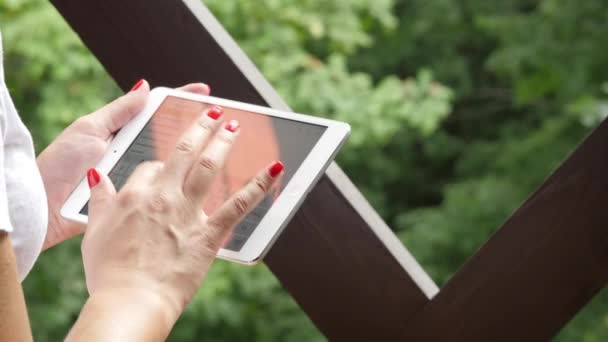 Femmes mains dactylographier sur ordinateur portable — Video