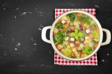 Sebzeli çorba çorba koyu arka plan üzerinde. Rustik tarzı