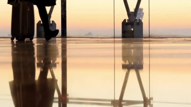 在国际巴塞罗那机场行李的人 — 图库视频影像
