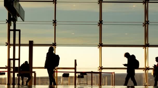 Menschensilhouetten auf dem internationalen Flughafen von Barcelona — Stockvideo