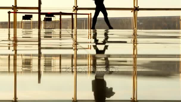 Cestující chůzi uvnitř terminálu letiště — Stock video