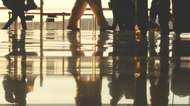 Пассажиры, входящие в терминал аэропорта — стоковое видео