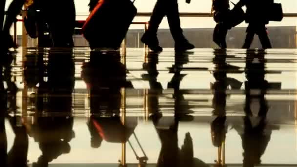 Passengers walking inside the airport terminal — Stock Video