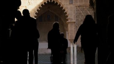 Yaşlı adam gezi turu silüeti