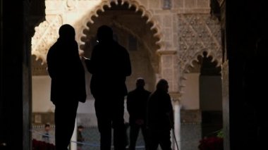 İki adam iş hakkında konuşmak