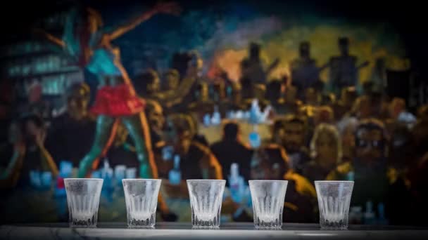 Verre froid de vodka sur la fête — Video