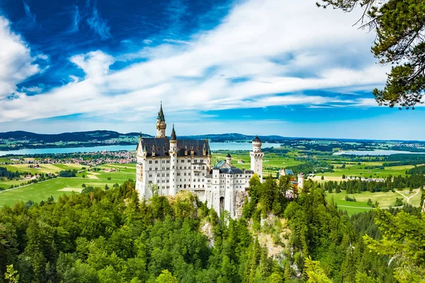 Castillo de Neuschwanstein. Uno de los más famosos y hermoso castillo en el mundo — Foto de Stock