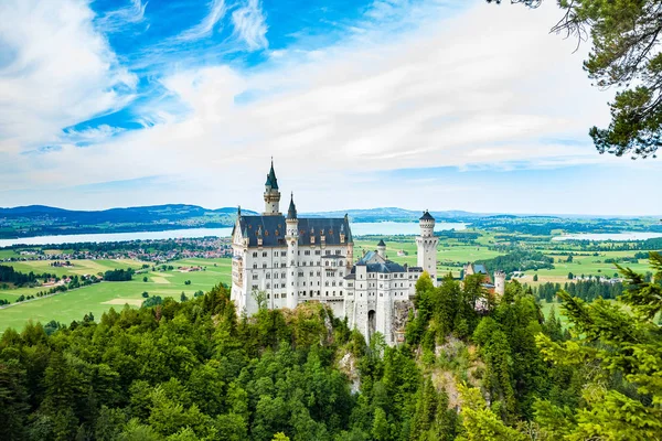 Castillo de Neuschwanstein. Uno de los más famosos y hermoso castillo en el mundo — Foto de Stock