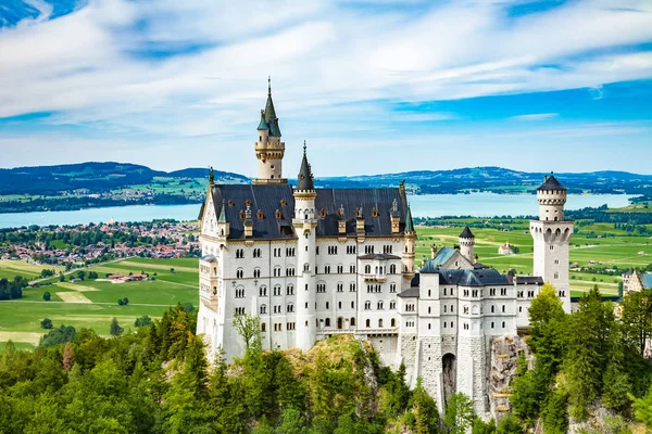 Kasteel Neuschwanstein. Een van de meest famos en prachtige kasteel in de wereld — Stockfoto