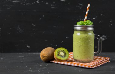 Kivi ve ıspanak ile sağlıklı yeşil smoothie