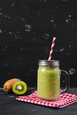 Kivi ve ıspanak ile karıştırılmış taze yeşil güler yüzlü