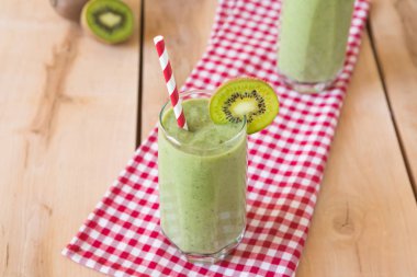 Ahşap arka plan üzerinde sağlıklı organik güler yüzlü