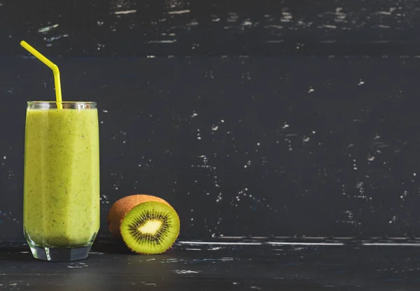 Koyu arka plan üzerinde sağlıklı yeşil smoothie