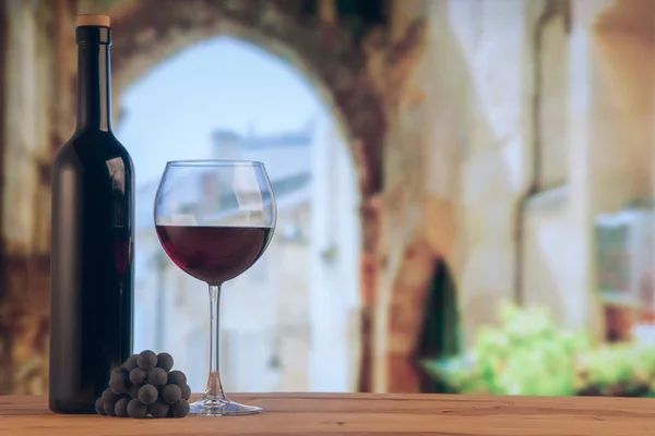 Verre à vin rouge et bouteille de vin rouge sur le fond de la cave Photos De Stock Libres De Droits