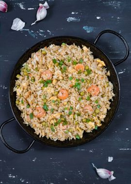 Kızarmış karidesli pilav. Sağlıklı Asya gıda