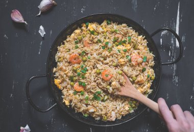 Koyu arka plan üzerine karidesli kızarmış pilav