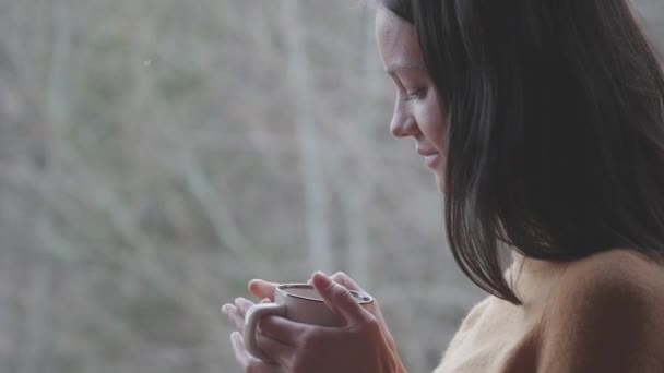 Mujer joven con taza de café caliente — Vídeo de stock