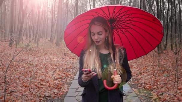 Jonge vrouw met behulp van mobiele telefoon — Stockvideo