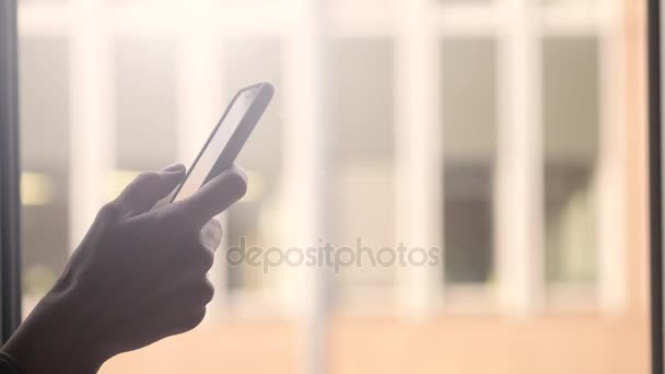Vrouw met mobiele telefoon — Stockvideo