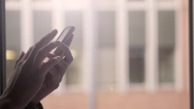 Cep telefonu kullanan kadın